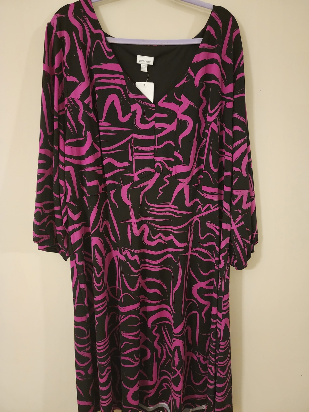 Avenue Black & Magenta Abstract Long-Sleeve V-Neck Dress